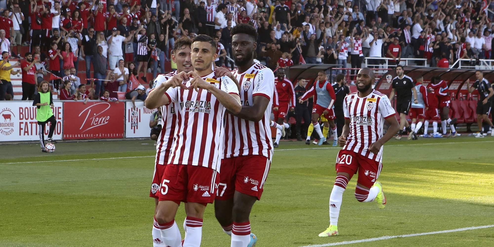 Ligue 2 l AC Ajaccio promu en Ligue 1 grace a sa victoire contre Toulouse